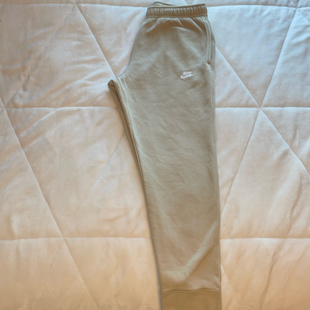 Size:  Medium W

Color: Beige

Condition: Good. Wore a few times Brand: Nike